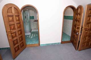 Гостевой дом Гостиный Двор Тобольск Двухместный номер с 2 отдельными кроватями и общей ванной комнатой-6